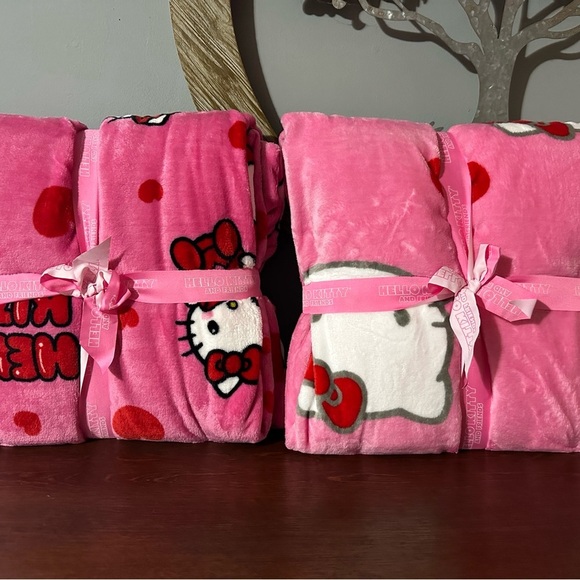 *CLEARANCE* Sanrio Hello Kitty Pink Valentines Twin TikTok Blanket set of two - Picture 4 of 4